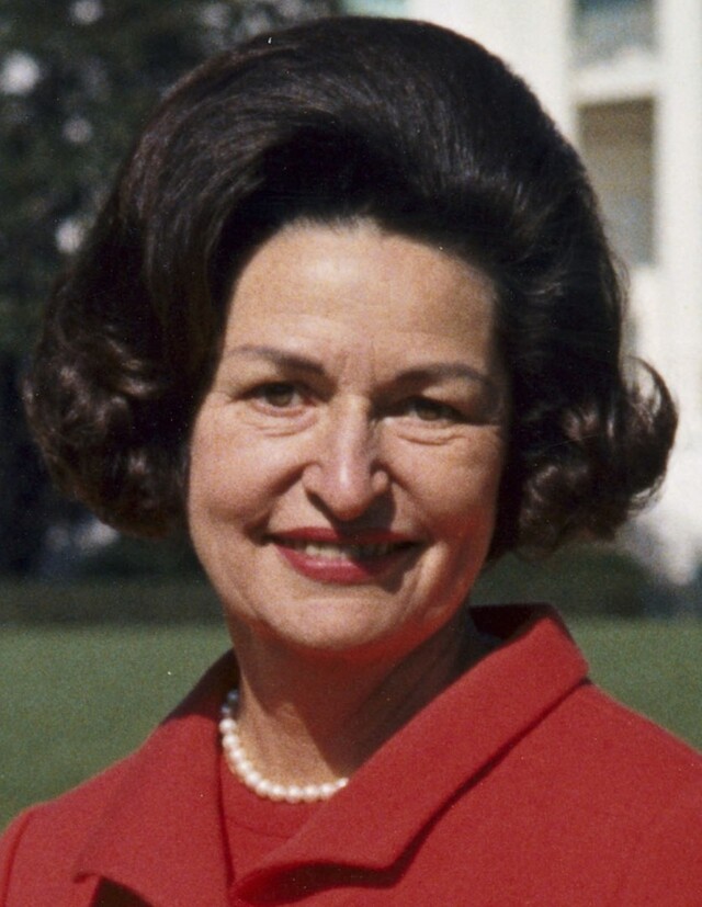 lady_bird_johnson_photo_portrait_standing_at_rear_of_white_house_color_crop_cropped
