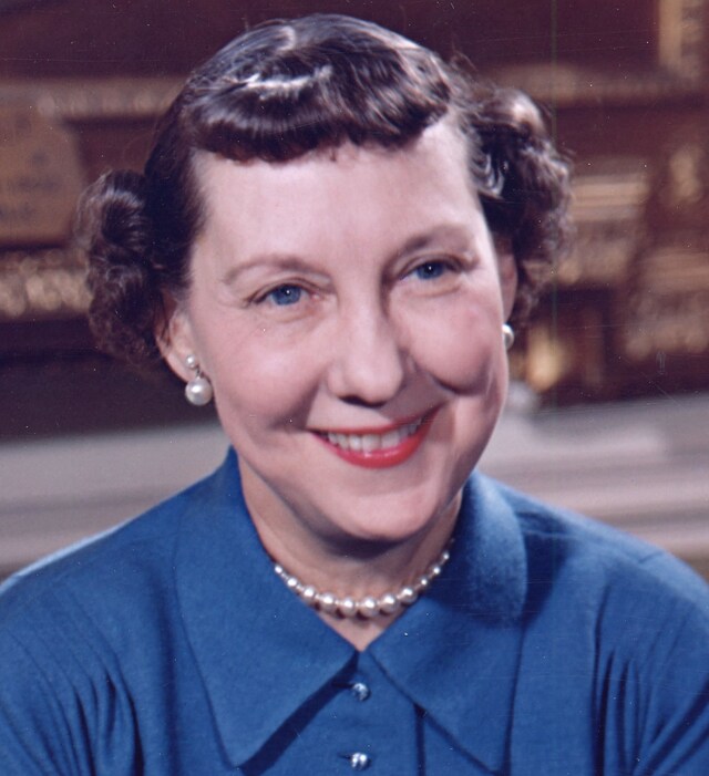 mamie_eisenhower_color_photo_portrait_white_house_may_1954_cropped